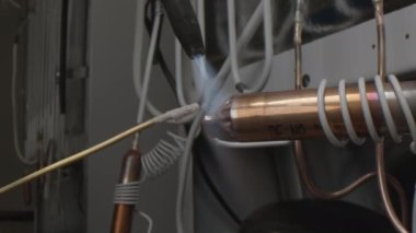 Fabrikadaki soğutma sistemi borularına kaynak.