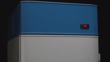 Siyah ekranlı kapalı mavi beyaz buzdolabı.