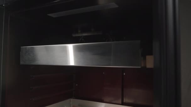 Novo refrigerador com portas de vidro e prateleiras na sala de luz — Vídeo de Stock