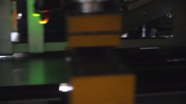 İnce metal levha fabrika atölyesinde taşıyıcı tarafından taşınıyor.