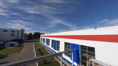 Fabrika bölgesinde boru hattı sistemi olan atölye binaları