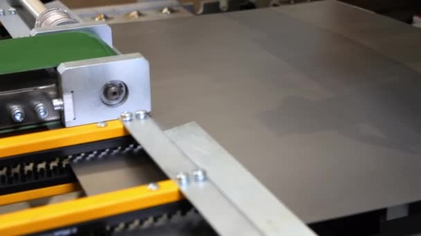 Automatikus gyártósoron szállított fémlemez — Stock videók