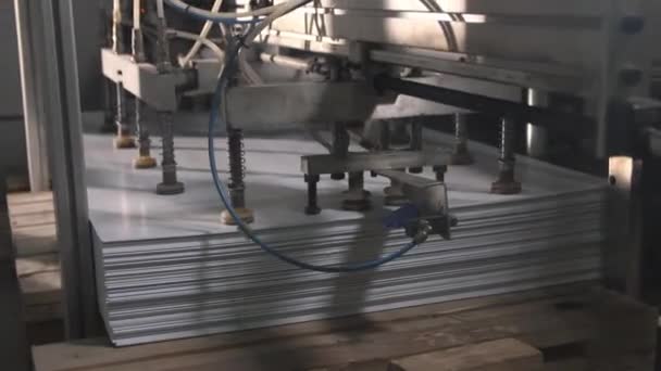 Manipulator with vacuum cups takes plastic sheet in workshop — Stock Video
