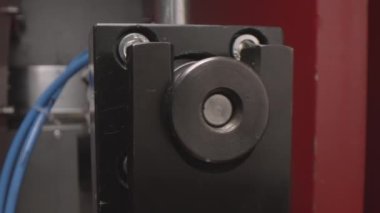 Makine aracı üretim tesisinde metal çubukla çalışır