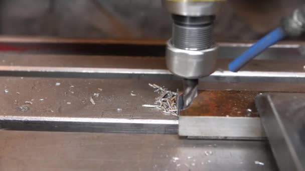 Виготовлення отвору в металевому фрагменті з автоматичною буровою машиною — стокове відео