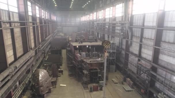 Reparation av brygga med gamla fartygsdetaljer och arbetare på fabrik — Stockvideo
