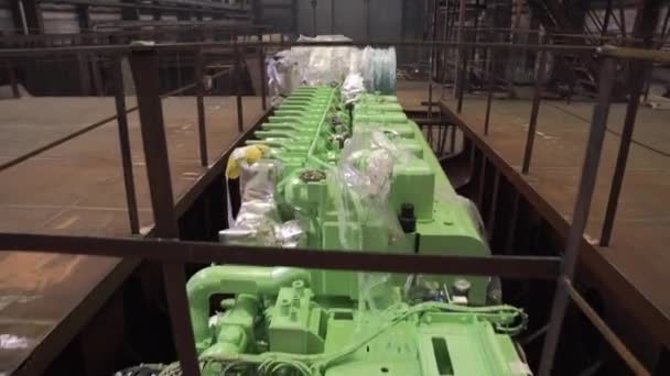 Мощный двигатель в трюме антикварного возобновляемого корабля в доке — стоковое видео