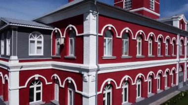 Kırmızı yüzlü ve beyaz desenli zarif bir tarihi bina.