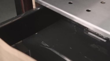 Işık odasındaki büyük buzdolabında boş bir çekmece.