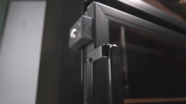 Tahta çekmeceleri ve cam kapısı olan güçlü bir buzdolabı.