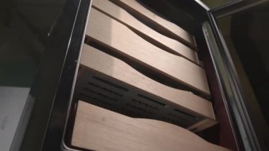 Ahşap çekmeceli buzdolabı ve oda kapısı açık.