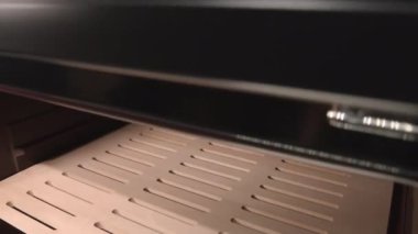 Yeni buzdolabının içindeki ahşap raflarda hareket