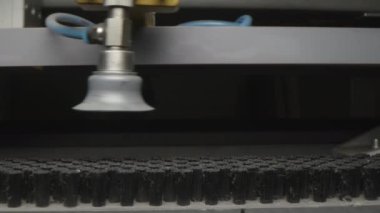 Manipülatörlü üretim hattı plastik levha ile çalışır