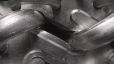 Karanlık odada büyük kıskaçları olan yeni parlak metal ayrıntılar