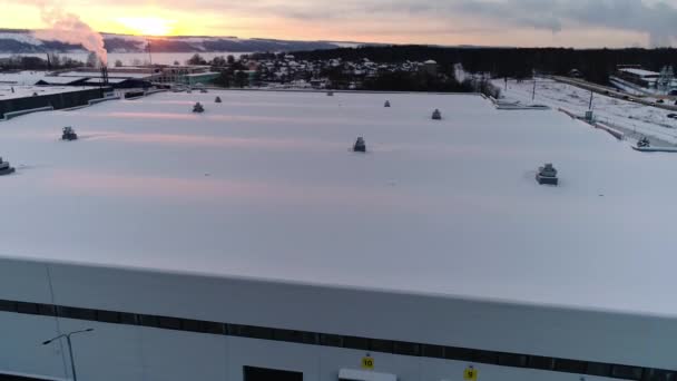 Produktionshalle mit Schnee auf Flachdach im Winter — Stockvideo