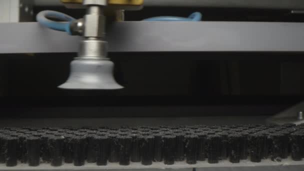 Produktionslinie mit Manipulator arbeitet mit Plastikfolie — Stockvideo