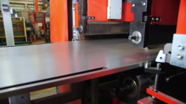 Otomatik üretim hattı fabrikada metal taşımacılığı yapıyor