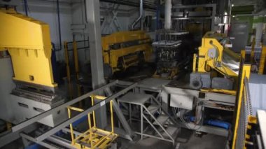 Manipülatör buzdolabının plastik parçasını taşıyıcıya koyar
