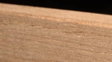 Tahta çekmece boyunca ilerleyin. Öndeki dolapta, odada.