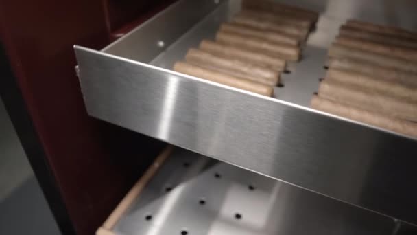 Metallåda med bruna rullar i mataffären kylskåp — Stockvideo