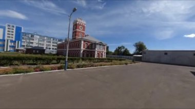 Yeni bölgede kulesi olan eski bina.