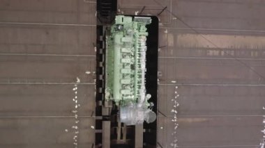 Eski bir balıkçı teknesinin paslı güvertesinde paketlenmiş motor