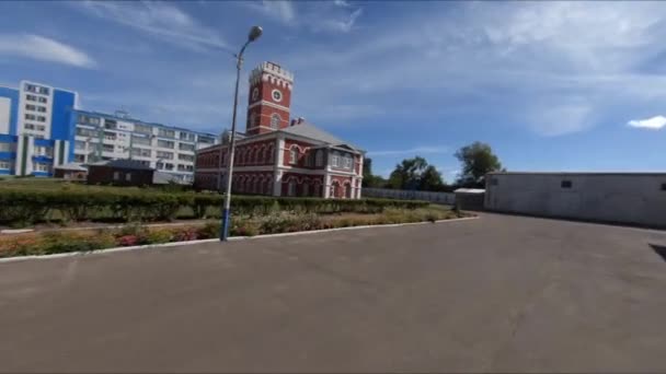 Стара будівля з вежею в новому районі з першої точки зору — стокове відео