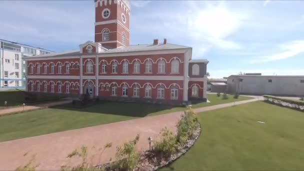 Historical museum with red facade and antique cannons — Stock Video