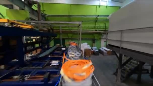 생산 라인 위 운동 공장에서 케이블 코일 과 생산 라인 — 비디오
