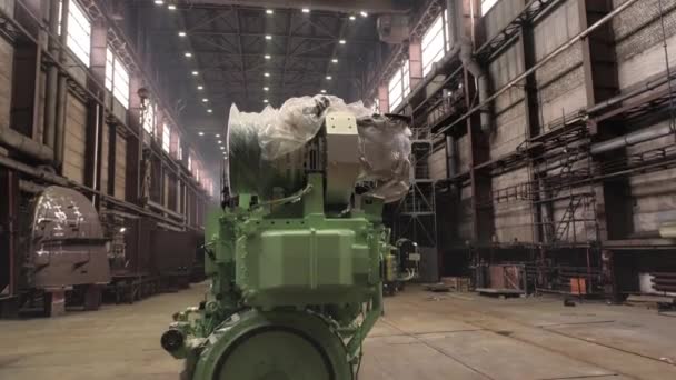Výkonný motor na podlaze poblíž opravené lodi v doku — Stock video