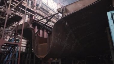 Yengeç gemisinin bir bölümü ve işçiler rıhtımda boş bekliyor.