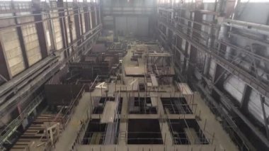 Büyük yenilenmiş yengeç teknesi güvertede delikleri olan kuru rıhtımda