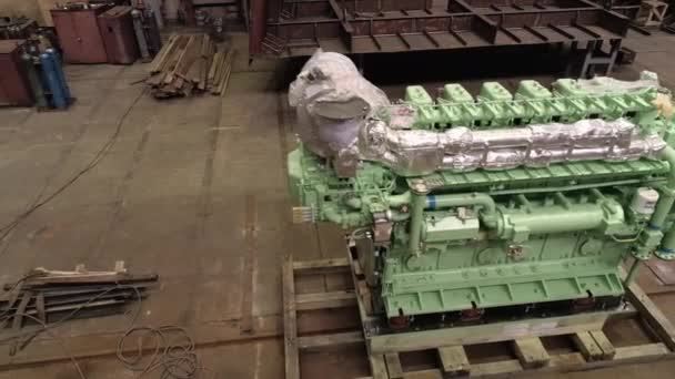 Μεγάλος κινητήρας και ειδικευμένοι εργαζόμενοι σε ευρύχωρη και στεγνή αποβάθρα — Αρχείο Βίντεο