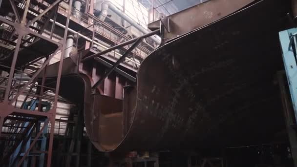 Sekce staré krabí lodi a dělníka v prázdném nákladovém prostoru v doku — Stock video