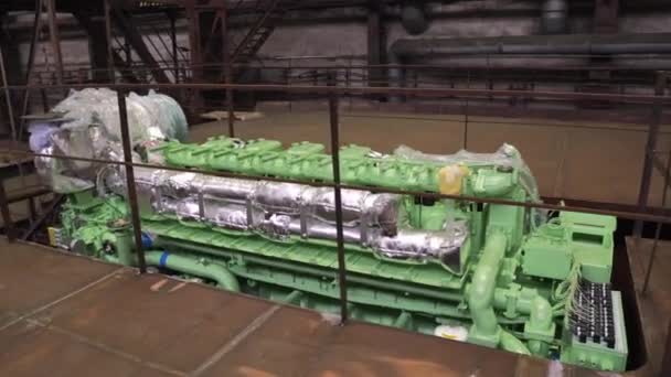 Motor en bodega del buque cangrejo restaurado con óxido en dique seco — Vídeo de stock
