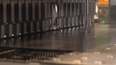 Makine aracı, metal levhanın kenarlarını üretim hattında büker