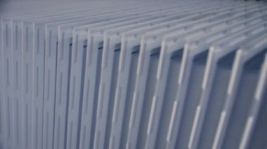 Buzdolabının kapısının plastik parçalarının taşınması