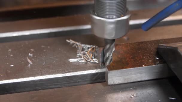 Borrmaskin gör hål i metalldel i verkstad — Stockvideo