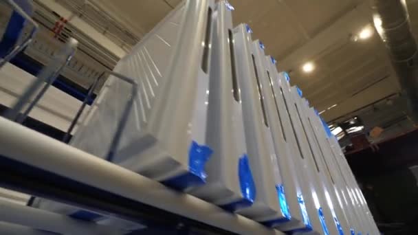Witte deuren van nieuwe koelkasten op rek in magazijn — Stockvideo