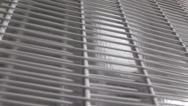 Parte de trás da geladeira com grade de tubos freon finos brancos — Vídeo de Stock
