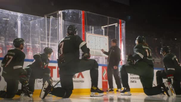 Entrenador explica estrategia de juego a los jugadores en la arena de hielo — Vídeos de Stock