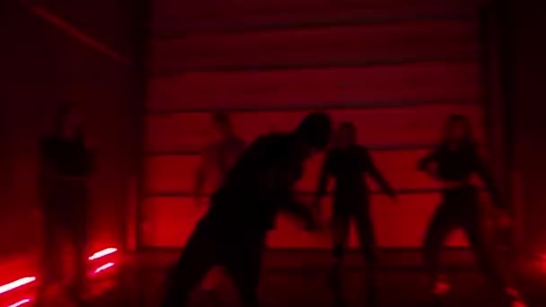 Hip hop tanečník chlap vystupuje s přáteli v pokoji na přehlídce — Stock video