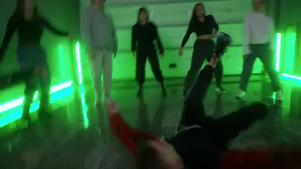 Flexibel ung man utför break dance på musikshow — Stockvideo