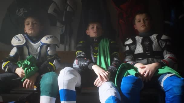Adolescentes jugadores de hockey chicos con equipo en vestidor — Vídeos de Stock