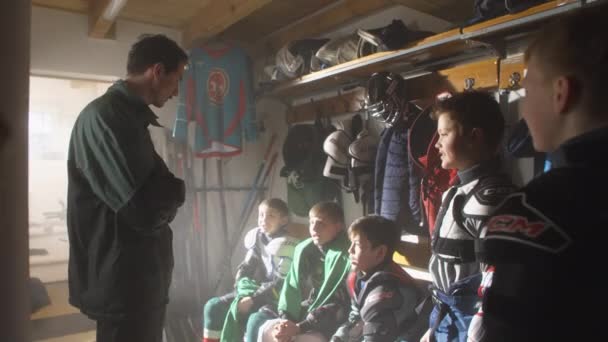 Entraîneur avec les joueurs crie chants et se joint poings dans la chambre — Video