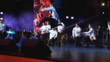 Tatar kostümlü bir adam sahnede halk dansı yapıyor.