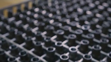 Hafif üretim tesisinde kurşunlar için iş parçalarıyla doldur