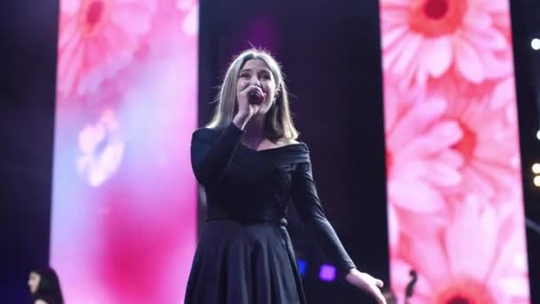 Mujer bonita en vestido negro canta canción en concierto festivo — Vídeos de Stock