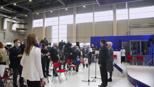 Participants journalists and lecturers at business forum — Stock Video