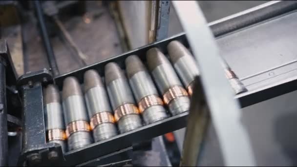 Sabuk Conveyor mengangkut peluru untuk memproses peralatan — Stok Video